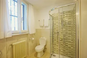 Cozy 3-room apartment with beautiful garden and fantastic view of the lake - Image 3