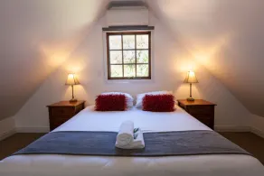 Spa-chalet med 2 soveværelser har et fuldt lukket soveværelse og et loftsværelse. Har spa-badekar - Image 3