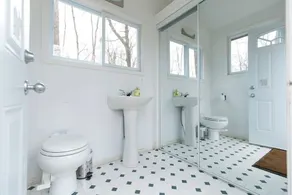 Composé au bord du lac, bain à remous, cabane dans les arbres, court bb, dans Fine Homebuilding Magazine - Image 2