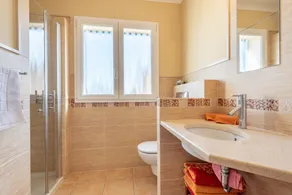 Schöne, geräumige Villa in ruhiger Lage mit großem Pool, Terrasse, Balkon und Garten - Image 3