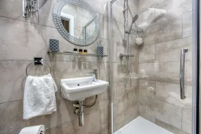 Stylish 3BR Home Near NEC & Airport, Sleeps 6 - Image 5