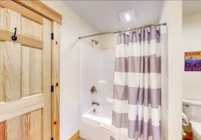 Gorgeous dog-friendly cabin with great view, deck, hot tub, & gas fireplace - Image 5