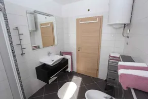 Holiday apartment with balcony and air conditioning - Image 2