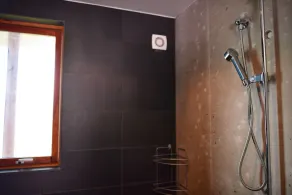 Maison spacieuse et luxueuse avec beaucoup de bois - Image 3