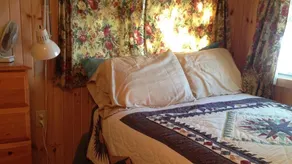 Cosy cabin steps from the lake - Image 3