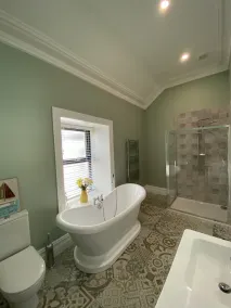 Beautifully renovated 4 Bed Detached House - Image 5