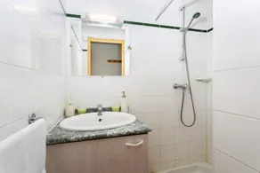 Chalet, wifi, pied des pistes de ski, terrasse, balcon, cheminée ou poêle à bois, parking - Image 3