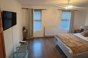 3 Bed House Sleeps 6 -Enclosed Garden-Free Parking - Image 2