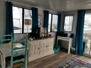 Charlestown Houseboat Walk to attractions Be rocked to sleep - Image 4