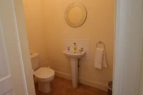 Vacker öppen planlösning stuga omgiven av lugna skogar - Image 4