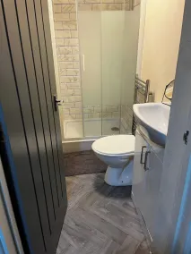 5 Bed House - Sleeps 9 - Parking - Wifi - Image 3