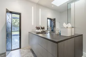 Architectural Luxury Home - Premier location in Hawthorn - Image 2