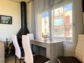 Apartment 4/5 Pax with direct access to the beach. It has a community pool. Excellent location, bars, restaurants, shops and promenade. Free WIFI. Vivalidays Mar. - Image 4