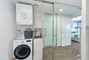 Sealuxe Central Surfer Paradise Spacious Deluxe Ocean View King Spa Apartment - Image 2