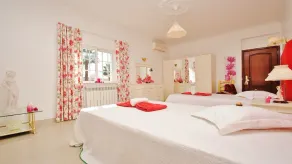 Villa Beach Palace Luxury 5 Bed Villa w/ heated pool, Jacuzzi, 500m Beach AC - Image 2