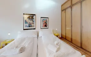 Centrally located apartment house, about 10 minutes walk from St. - Image 5