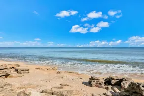 Seaside Serenity: Beachfront Haven in Palm Coast with resort amenities - Image 4