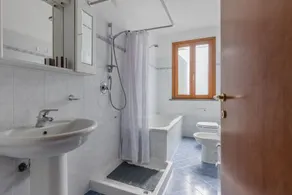 GuestHost - Spacious apartment of 100 sqm can accommodate up to 5 people (not suitable for disabled). The property boasts a large garden, ideal for relaxing moments!The accommodation is located in an area provided by all the main services: bars, restaura - Image 2