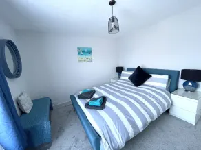 Just a stone’s throw from the beach - Image 4