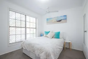 Sunrise Holiday Home - Space, Style, Comfort & Heated Pool - Image 5