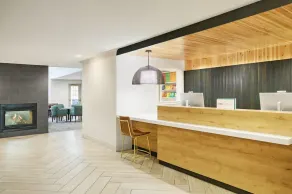 Free Breakfast. Pool & Hot Tub. Near St. Francis Medical Center! Great for Business Travelers! - Image 4