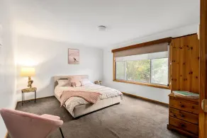 5 minutes to beach/shops ! Family-sized house with games room, deck - Image 4
