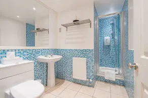 2BR Grassmarket Apartment with Castle View - Image 2