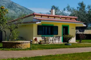 Escape to Kipos: Villa com piscina privada perto de Mesologgi - Image 4