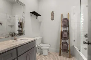 Stylish 2-Bedroom Apartment in Garden District - Image 3