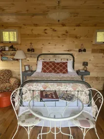 Glamping Cottage på 116 Acre Farm- Cowgirl Cabin - Image 3