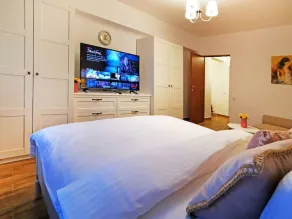 Sector 4 Charming Studio Apartment near Metro & Sun Plaza Mall - Image 4