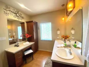 BRANDNEW Modern Farmhouse w/ Hot tub, Playground, Kayaks & Fire pits - Image 4