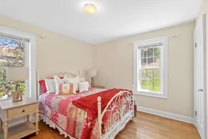 The Cozy Lake House - Image 5