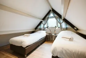 A comfortably furnished holiday home by the sea with a fenced garden that is safe for children and pets. - Image 4