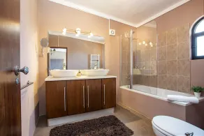 Luxury 3-Bedroom Countryside Villa with Pool, Quelfes - Image 3