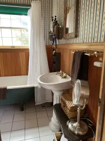 Beautifully decorated Cottage on 30 acre ranch, accommodations for horses extra  - Image 4