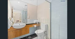 CBD Deluxe Private 2 bedroom apartment - Image 3