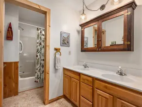Secluded Six Bedroom Chestnut Lodge, walk to Downtown Weaverville - Image 2