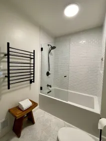 Pocono Rückzugsort - Klimaanlage - Feuerstelle - Wäscherei - Whirlpool - Kamin - EV - Image 3