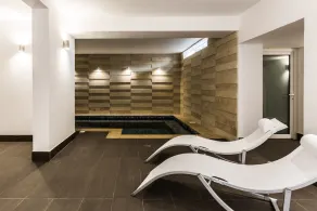 Charming traditional house with an indoor & outdoor pool located in quaint alley - Image 5