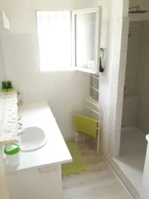 DANS UNE GRANDE VILLA  avec piscine et jardin privé, très grand appartement - Image 3