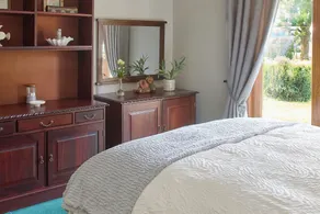 2 Bedroom Apartment - Free Parking & Garden - Image 4