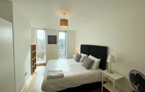 STUNNING 2 BED/2 BATH IN TOWN CENTRE & PARKING! - Image 5