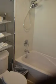 Quiet home in the heart of town, close to Airport and Interstate - Image 3