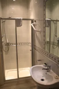 One Bedroom Apartment Close Near Beachfront - Image 4
