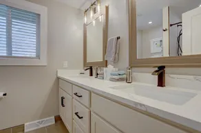 Modern 5 BR - Large Yard + BBQ + Kid's Playhouse + Game Room + Great WiFi - Image 5