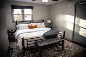 Hot tub, king beds, sleeps up to 8, walking distance to downtown Sugarcreek - Image 5