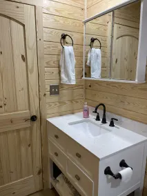 Country Cabin with Jacuzzi Tub Near Blue Springs Ranch - Image 3