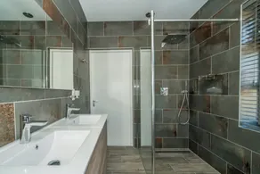 Resistente e industrial, com muito espaço ao redor da casa. - Image 2