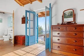 Maison grecque restaurée de caractère à proximité de la montagne et de la mer - Image 4